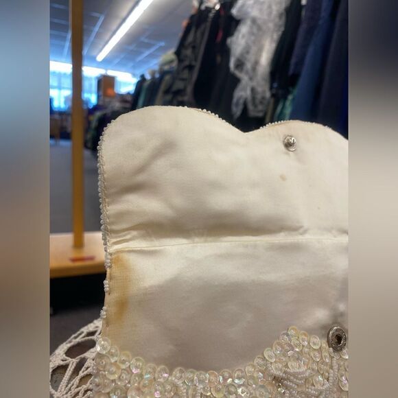 white beaded wallet - Picture 4 of 6